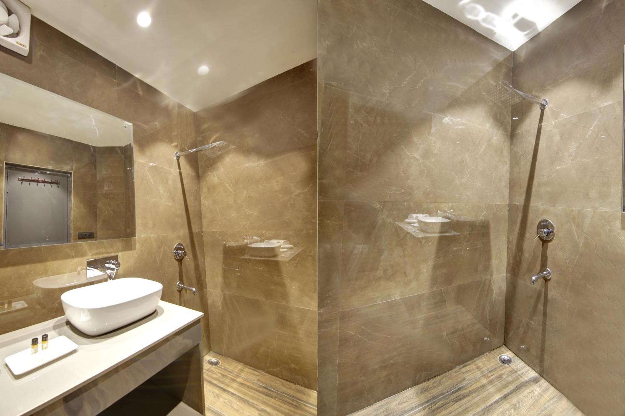 Hotel Kashish Plaza - 5 Mins From Metro Station Delhi  Bagian luar foto