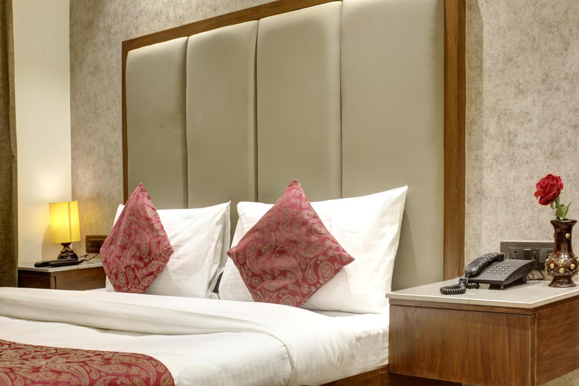 Hotel Kashish Plaza - 5 Mins From Metro Station Delhi  Bagian luar foto