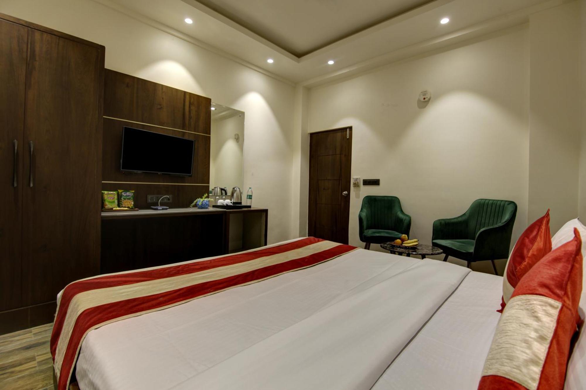 Hotel Kashish Plaza - 5 Mins From Metro Station Delhi  Bagian luar foto