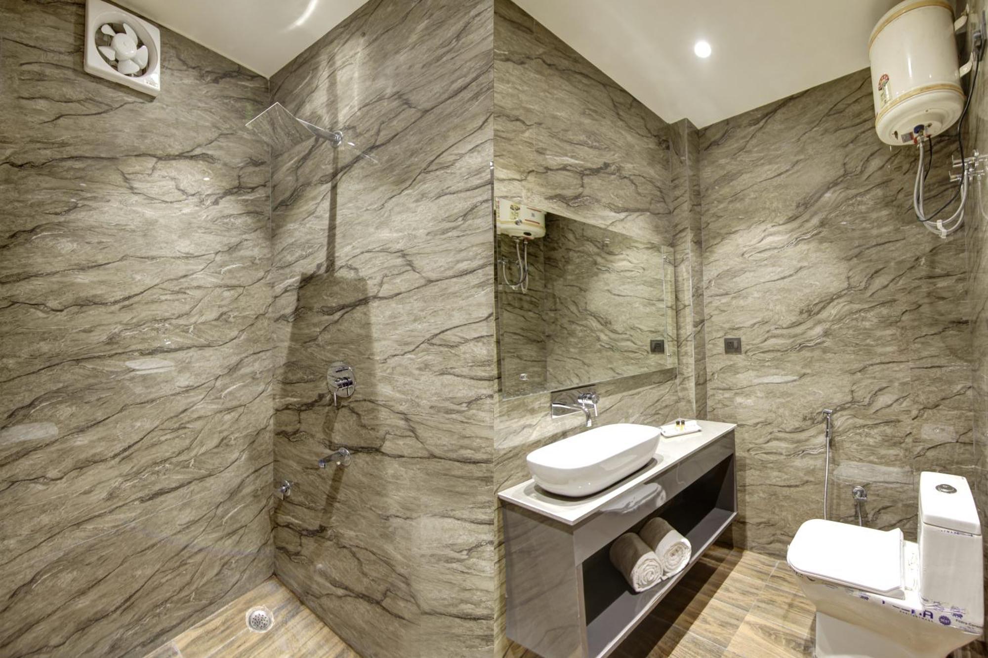 Hotel Kashish Plaza - 5 Mins From Metro Station Delhi  Bagian luar foto