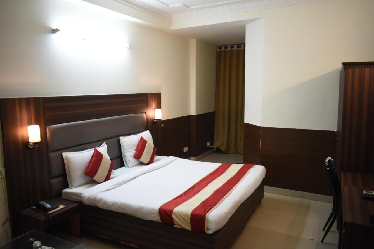 Hotel Kashish Plaza - 5 Mins From Metro Station Delhi  Bagian luar foto