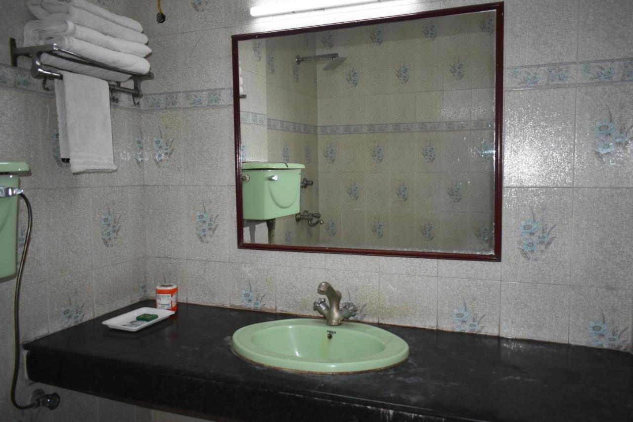 Hotel Kashish Plaza - 5 Mins From Metro Station Delhi  Bagian luar foto