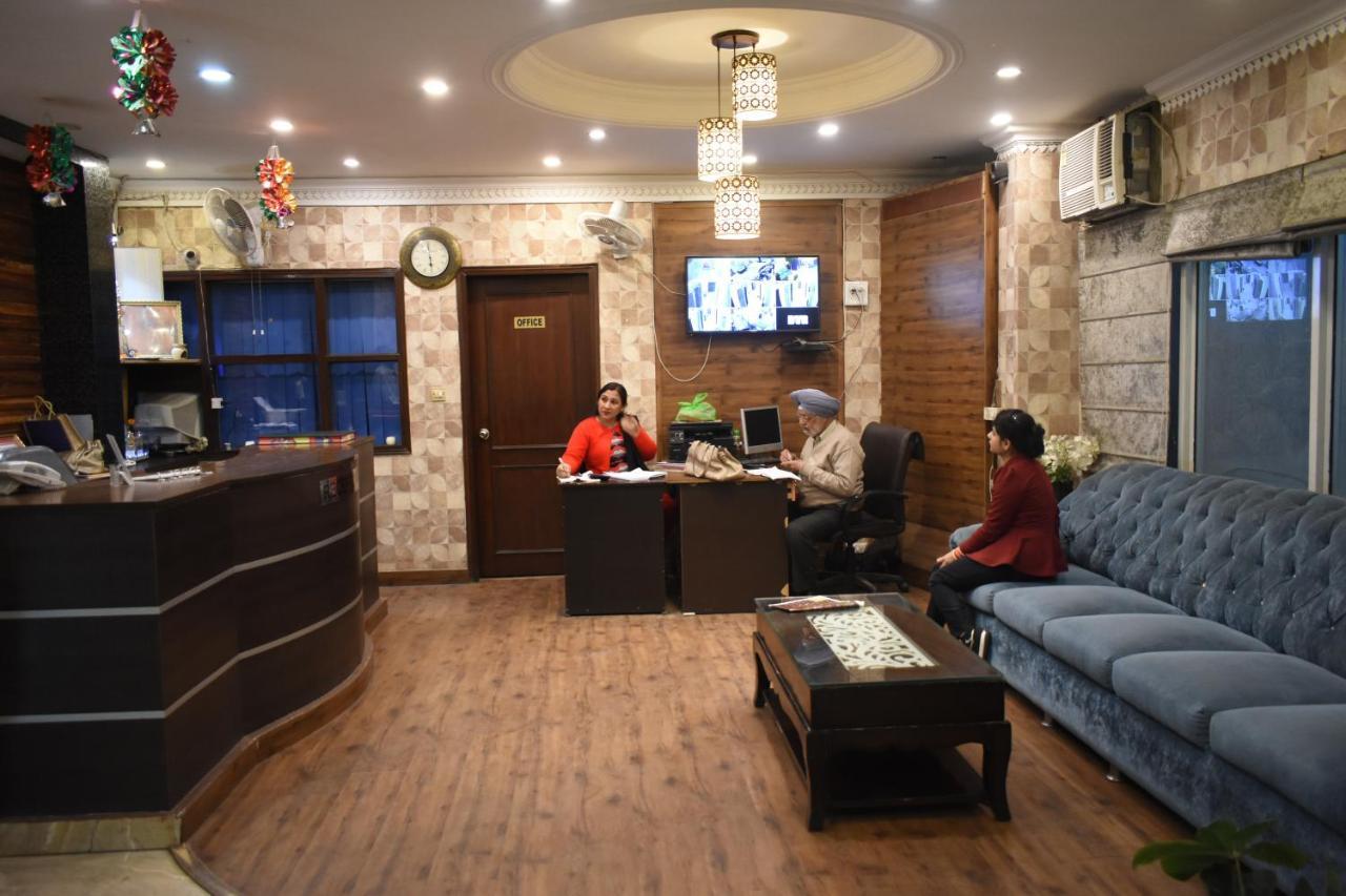 Hotel Kashish Plaza - 5 Mins From Metro Station Delhi  Bagian luar foto