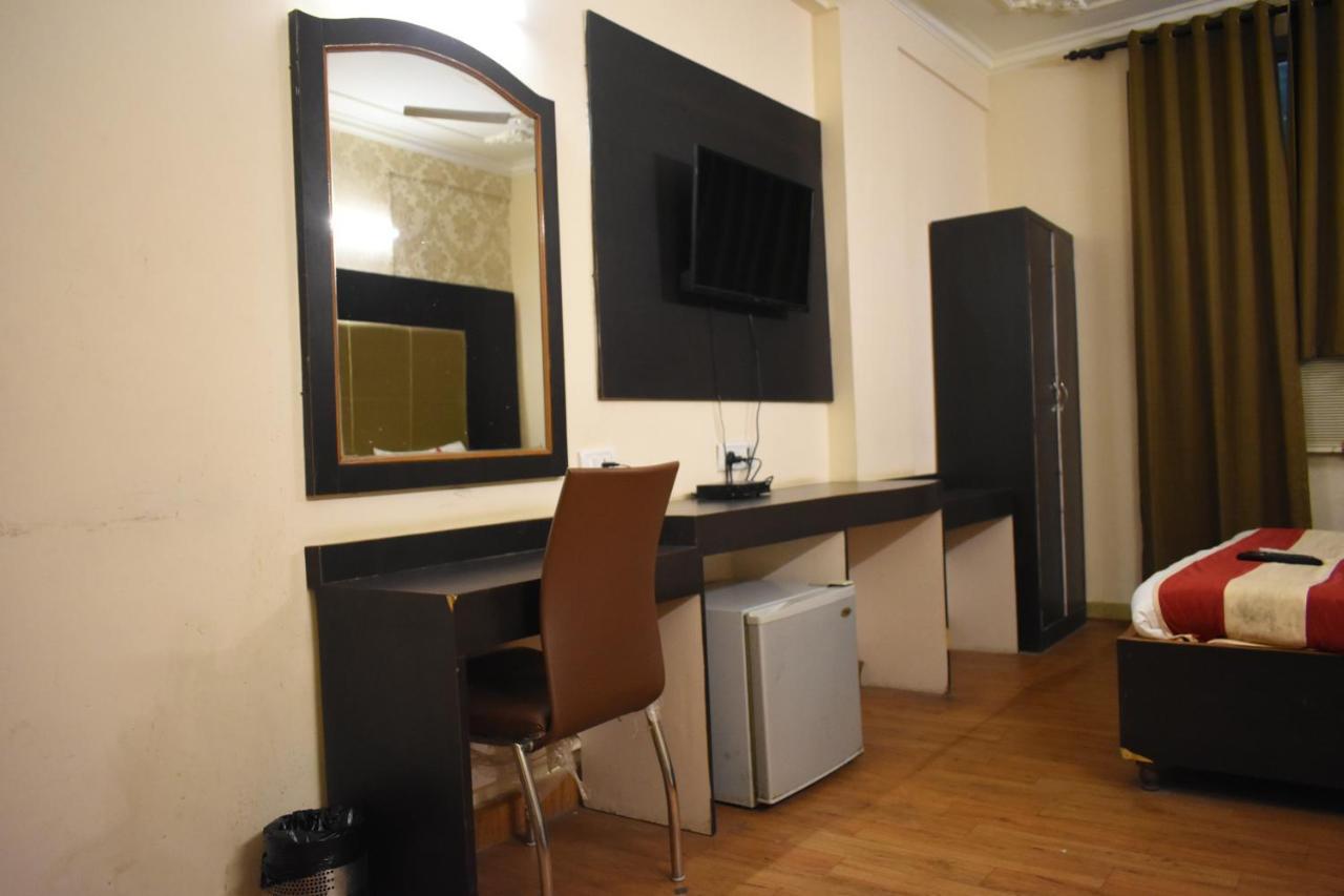 Hotel Kashish Plaza - 5 Mins From Metro Station Delhi  Bagian luar foto